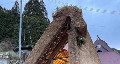 A thatchedroof farmhouse nestled in nature at the foot of Mount Koya / Ito-gun Wakayama