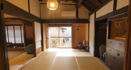 A thatchedroof farmhouse nestled in nature at the foot of Mount Koya / Ito-gun Wakayama