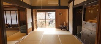 A thatchedroof farmhouse nestled in nature at the foot of Mount Koya / Ito-gun Wakayama