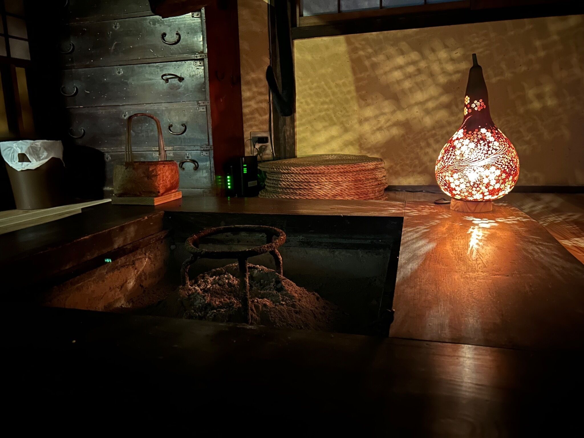 山里の茅葺き囲炉裏付き古民家を貸切。屋根付きBBQ場で囲炉裏を