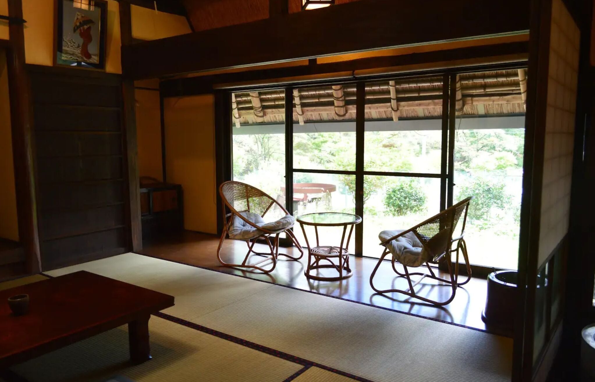 山里の茅葺き囲炉裏付き古民家を貸切。屋根付きBBQ場で囲炉裏を囲む