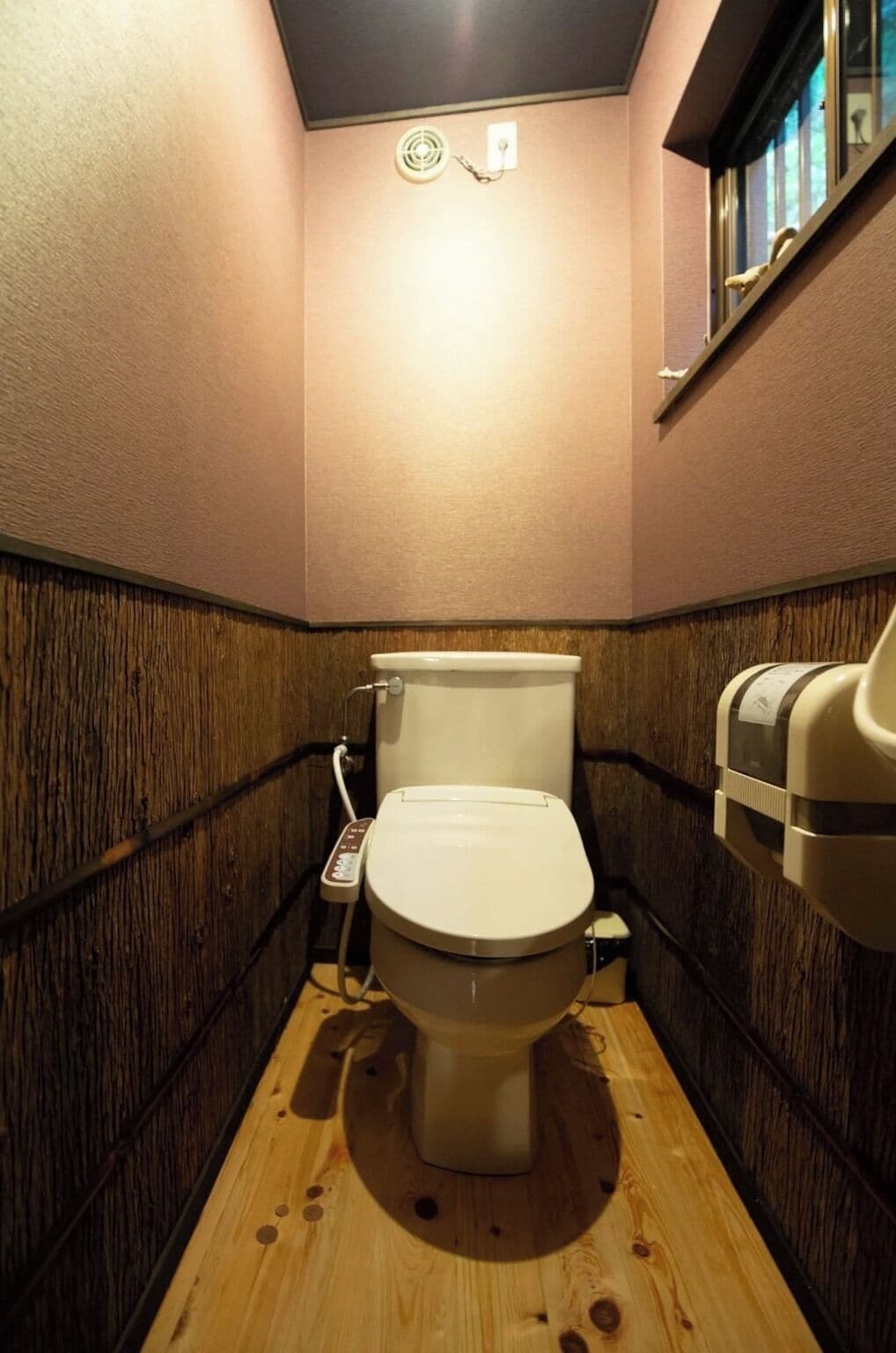 山里の茅葺き囲炉裏付き古民家を貸切。屋根付きBBQ場で囲炉裏を