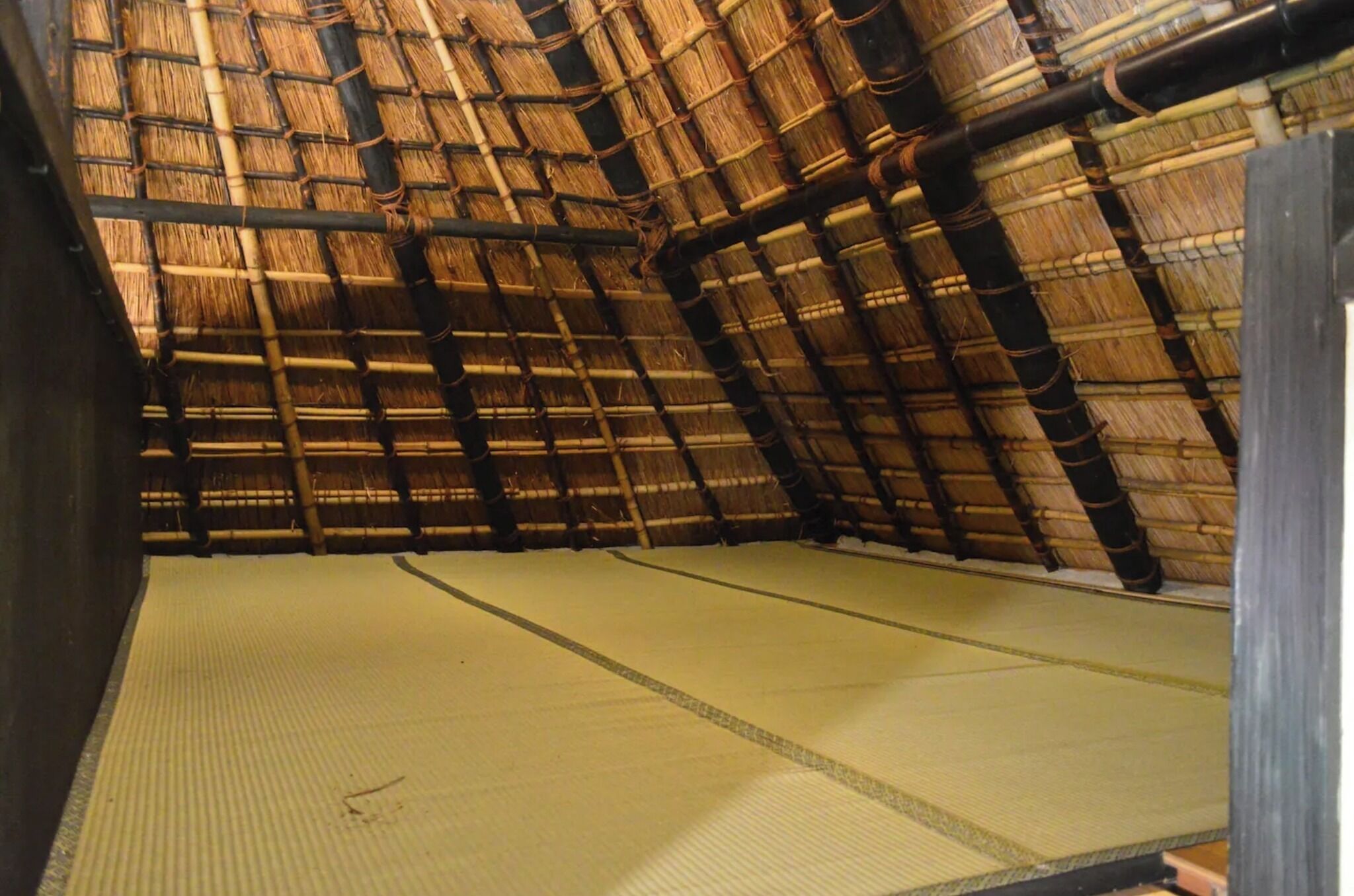 山里の茅葺き囲炉裏付き古民家を貸切。屋根付きBBQ場で囲炉裏を囲む