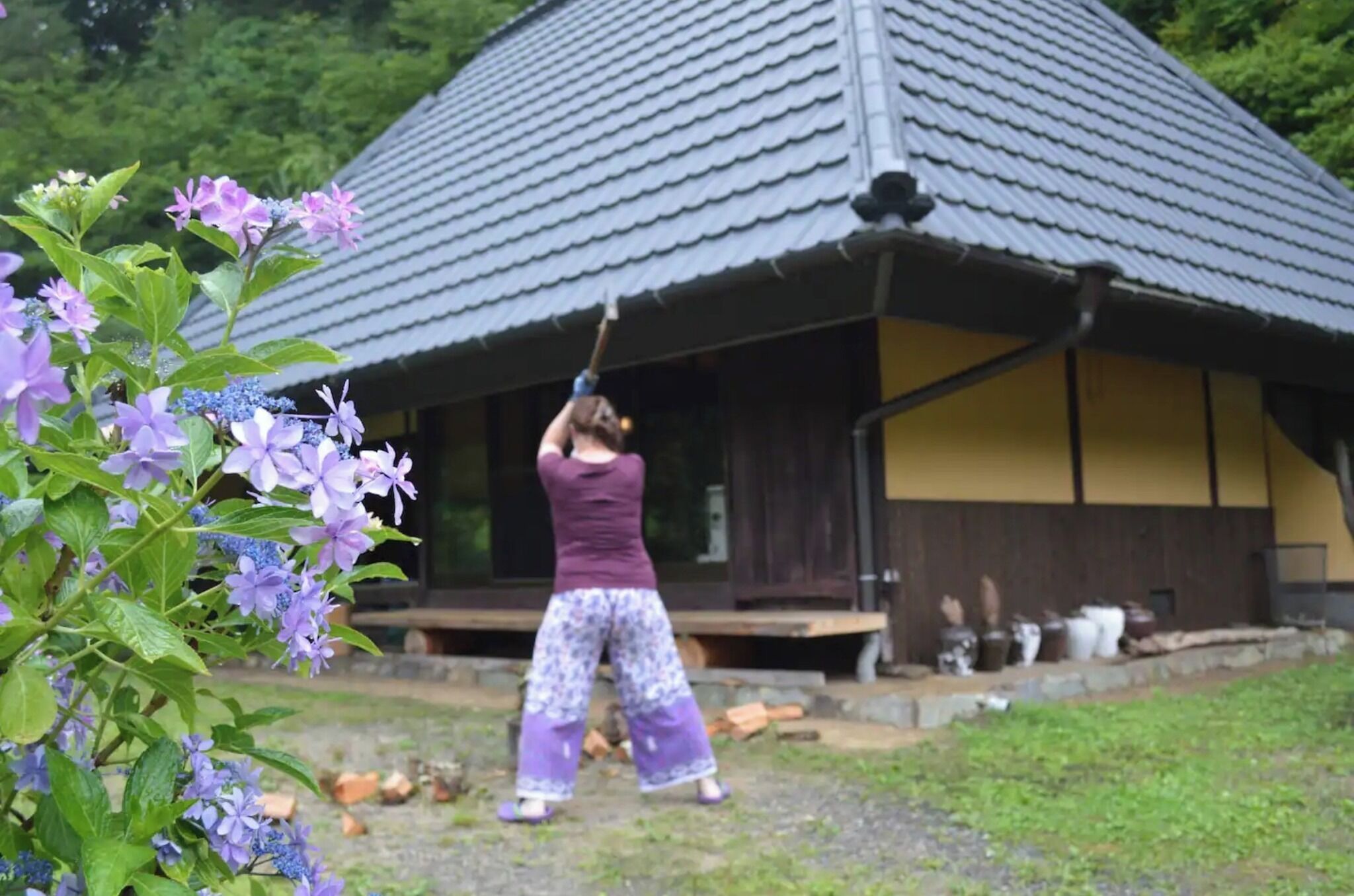 特別価格‼️ 手作り　古民家　藁葺き屋根　懐かしい　灯もつくよ　囲炉裏も❣️ 山里の茅葺き囲炉裏付き古民家を貸切。屋根付きBBQ場で囲炉裏を
