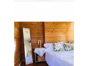 4 bedrooms, desk, iron/ironing board, free WiFi