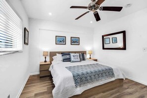 1 chambre, fer et planche à repasser, lit de bébé portatif