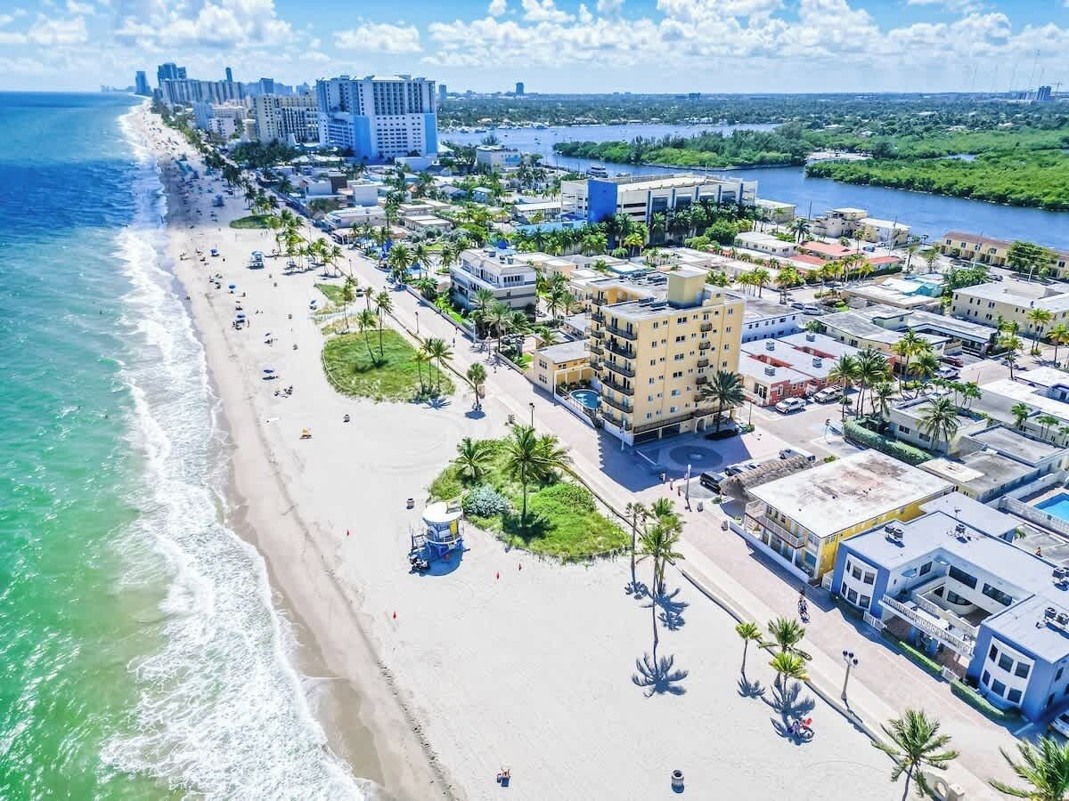 Perto da praia, espreguiçadeiras, toalhas de praia 