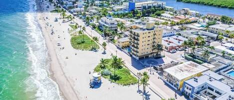 Una playa cerca, sillas reclinables de playa, toallas de playa