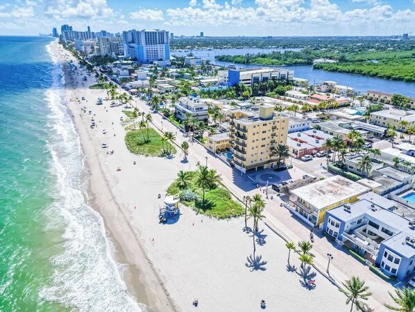Plage à proximité, chaise longue, serviettes de plage