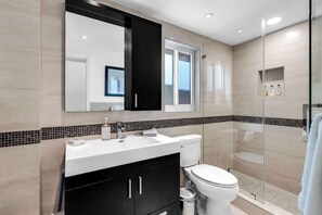 Shower, hair dryer, towels, soap - BeachFront 1 BR with Ocean View, Pool and Parking (Hollywood)