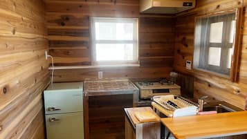 Refrigerador, parrilla de estufa y utensilios de cocina