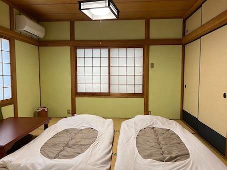2 bedrooms, desk, free WiFi, bed sheets. Akari Shima / Shozu-gun Kagawa