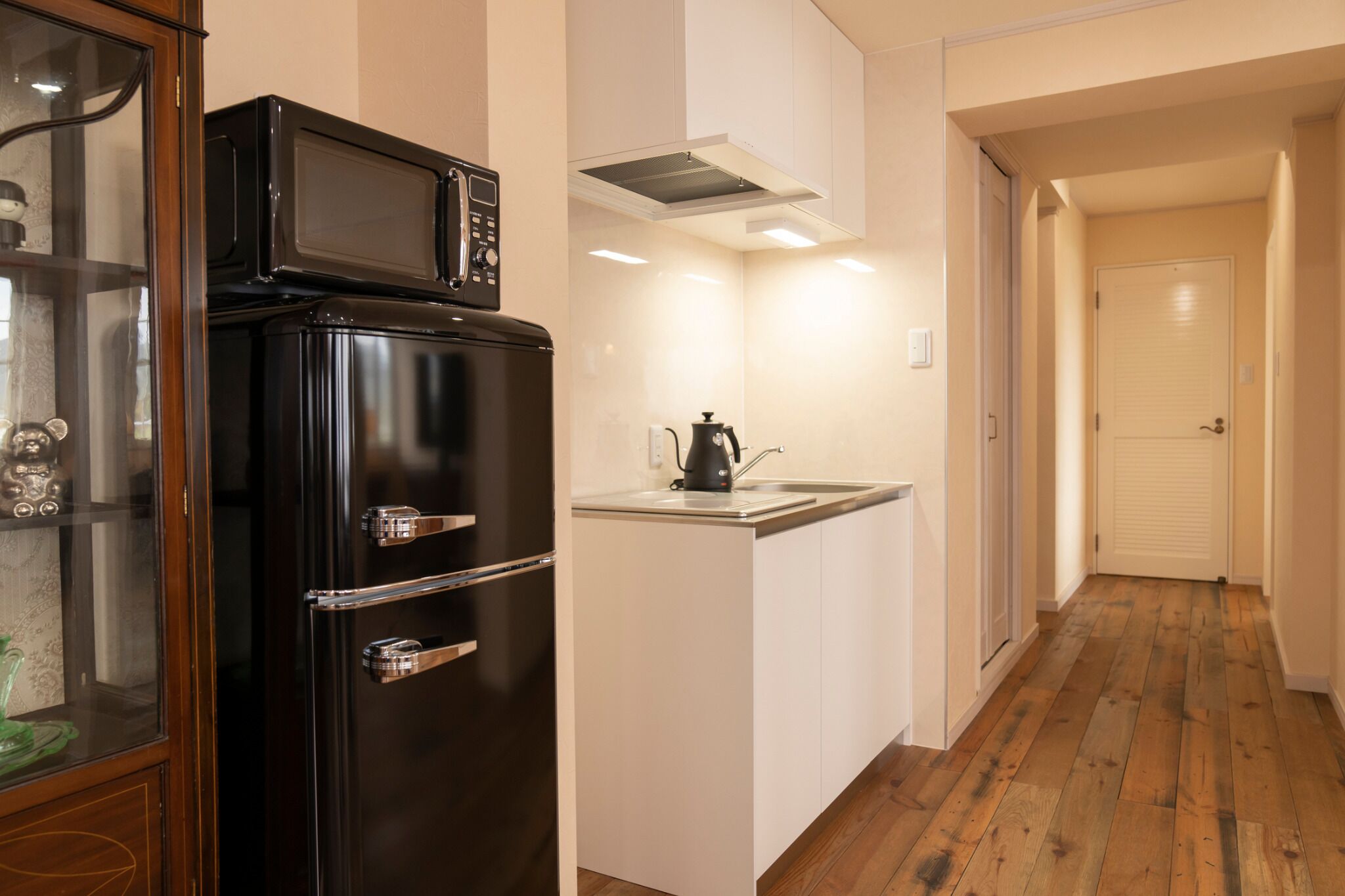 Refrigerador, microondas, parrilla de estufa y utensilios de cocina 