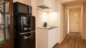 Fridge, microwave, stovetop, cookware/dishes/utensils