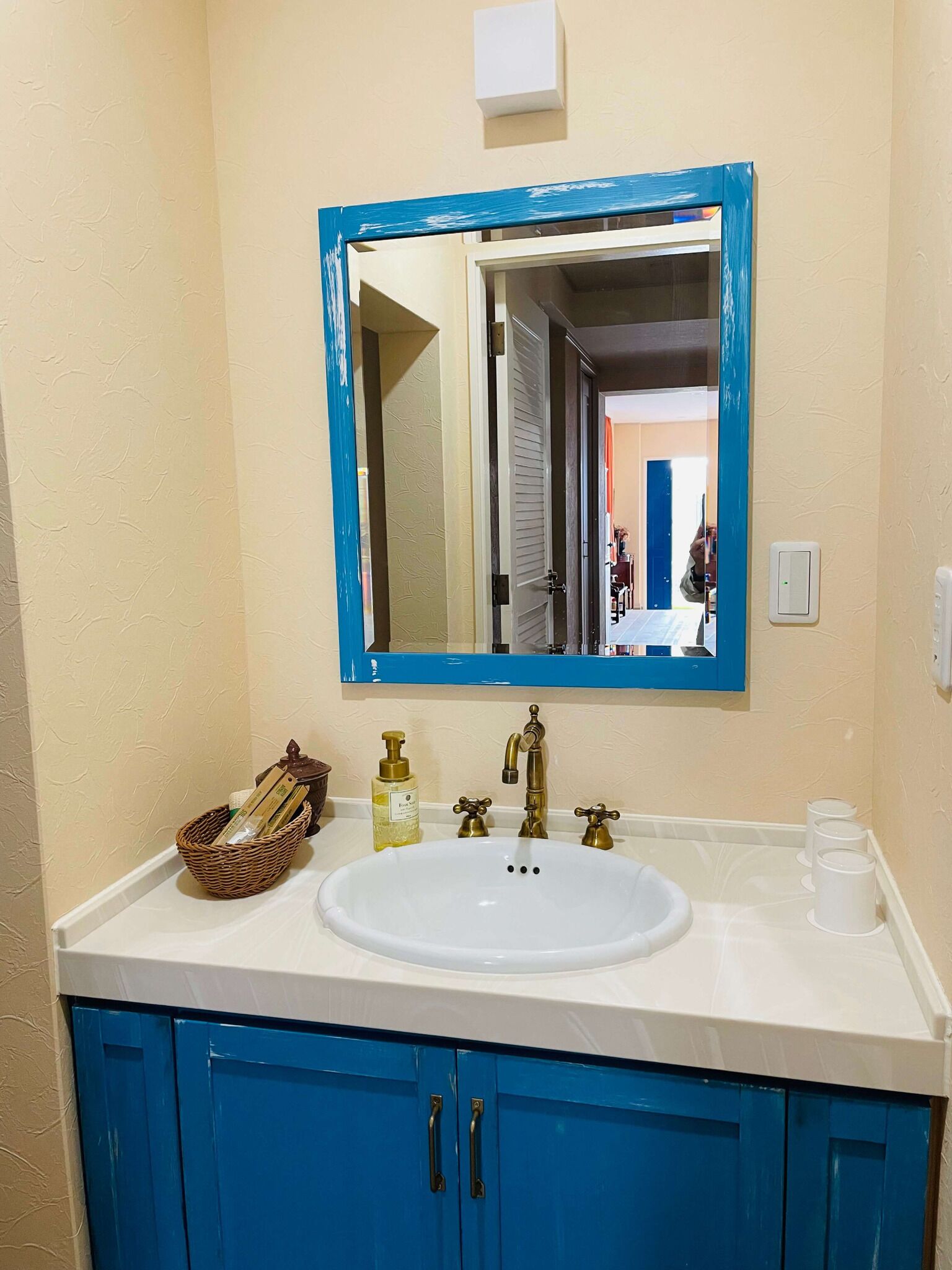 Secador de cabelo, toalhas de banho