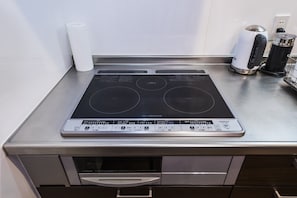 Kühlschrank, Mikrowelle, Herdplatte, Kochgeschirr/Geschirr/Besteck