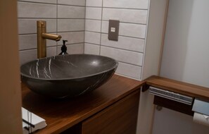 Articles de toilette gratuits, sèche-cheveux, serviettes fournies