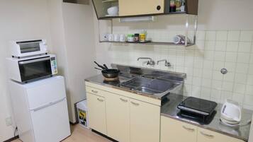 Fridge, microwave, stovetop, cookware/dishes/utensils