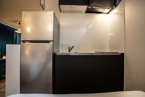 Réfrigérateur, micro-ondes, plaque de cuisson