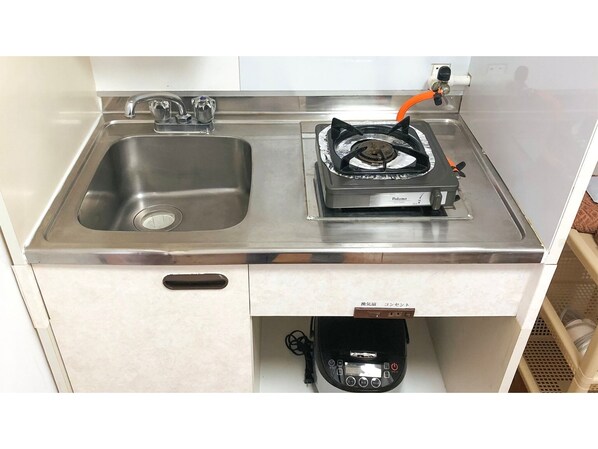 Fridge, microwave, stovetop, cookware/dishes/utensils