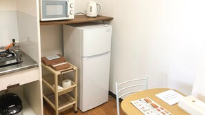 Geladeira, micro-ondas, cooktop, talheres/pratos/utensílios de cozinha