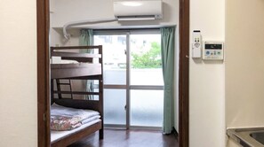 1 dormitorio, escritorio, wifi gratis y ropa de cama