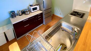 冰箱、微波炉、炉灶、厨具/餐具