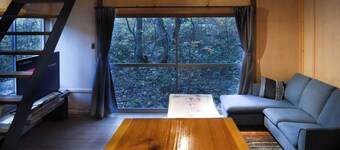 It comes with a Rustic Mountain Shack 4WD car / Kitaazumi-gun Nagano
