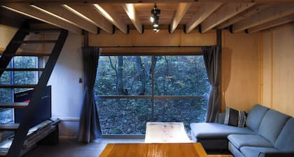 It comes with a Rustic Mountain Shack 4WD car / Kitaazumi-gun Nagano