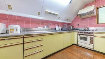 Geladeira, micro-ondas, cooktop, talheres/pratos/utensílios de cozinha