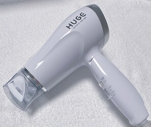 Un secador de pelo compacto y moderno con un diseño elegante, etiquetado como 'HUGE' y 'KHD-1235'.