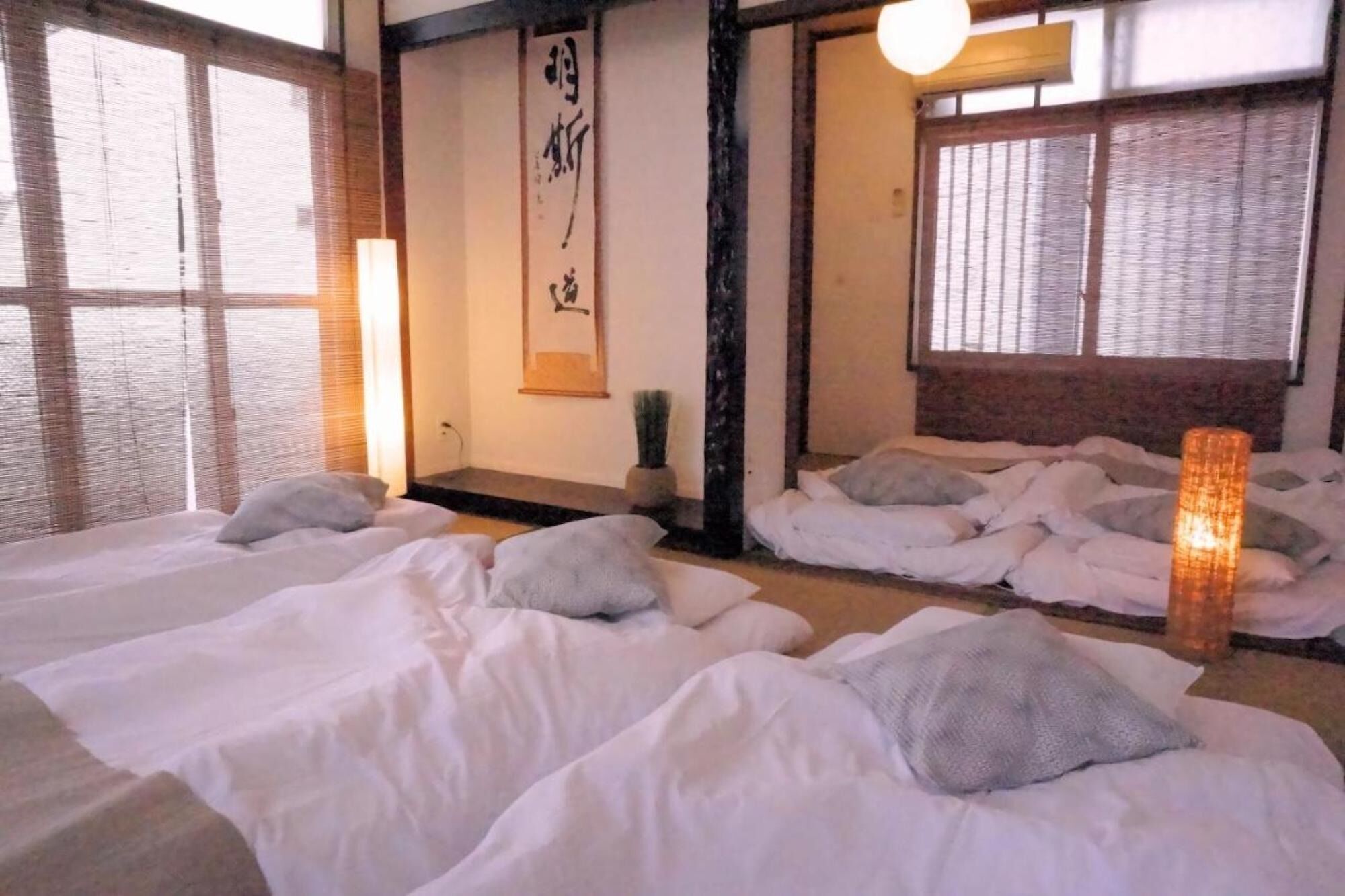 2 bedrooms, desk, bed sheets