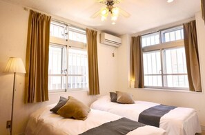 3 bedrooms, desk, WiFi, bed sheets