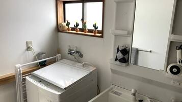 Sèche-cheveux, serviettes fournies