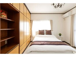 3 soverom, skrivebord, wi-fi (inkludert) og sengetøy