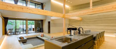 Geladeira, micro-ondas, cooktop, talheres/pratos/utensílios de cozinha