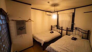 3 slaapkamers, een strijkplank/strijkijzer, gratis wifi, beddengoed
