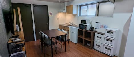 Fridge, microwave, stovetop, cookware/dishes/utensils
