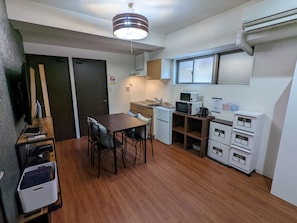 Fridge, microwave, stovetop, cookware/dishes/utensils