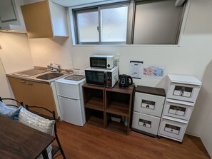 Fridge, microwave, stovetop, cookware/dishes/utensils
