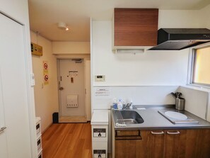 Kühlschrank, Mikrowelle, Herdplatte, Kochgeschirr/Geschirr/Besteck