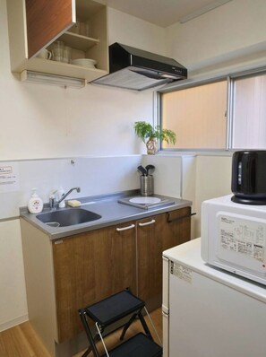 Fridge, microwave, stovetop, cookware/dishes/utensils