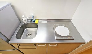 Kühlschrank, Mikrowelle, Herdplatte, Kochgeschirr/Geschirr/Besteck