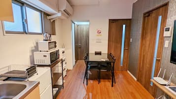 Fridge, microwave, stovetop, cookware/dishes/utensils