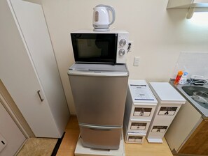 Fridge, microwave, stovetop, cookware/dishes/utensils
