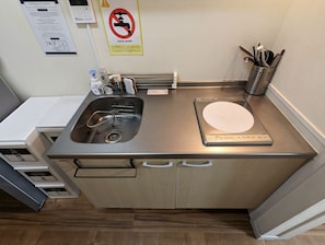 Refrigerador, microondas, parrilla de estufa y utensilios de cocina