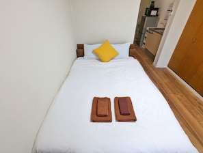 1 habitación, escritorio, tabla de planchar con plancha y wifi gratis