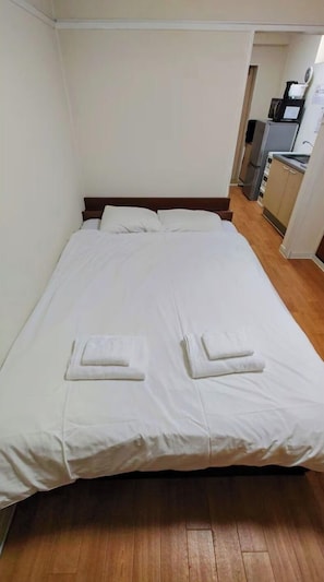 1 室のベッドルーム、デスク、アイロン / アイロン台、WiFi (無料)