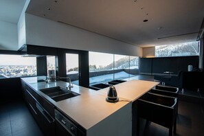 Frigorífico, microondas, placa de cocina y utensilios de cocina