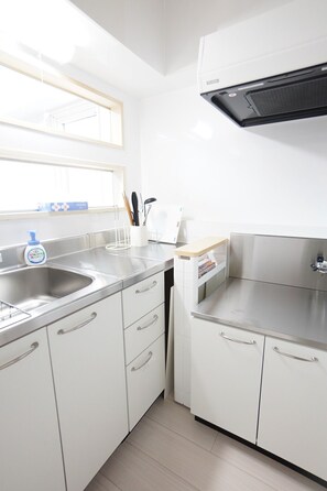 Kühlschrank, Mikrowelle, Kochgeschirr/Geschirr/Besteck